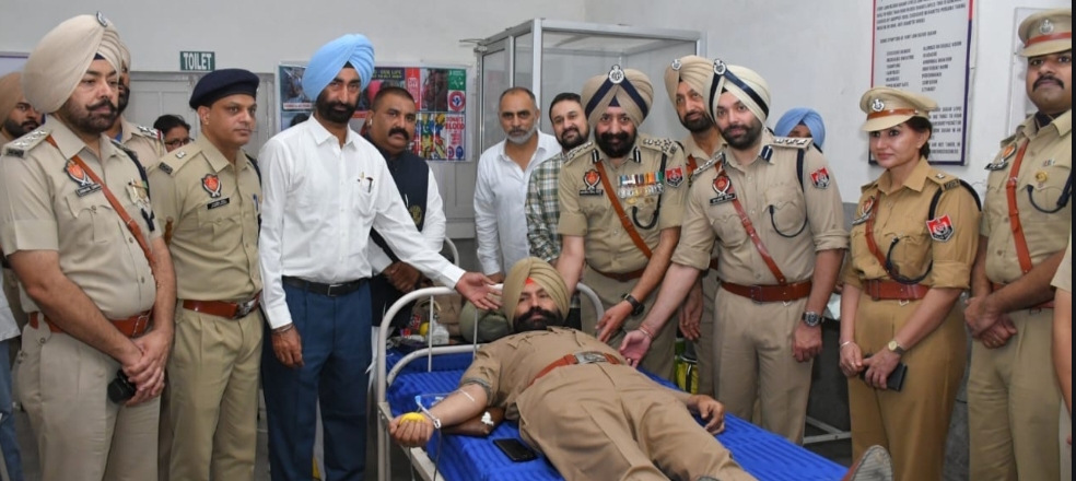 पुलिस के शहीद जवानों को श्रद्धांजलि देने के लिए पुलिस लाइन में रक्तदान शिविर का आयोजन किया गया